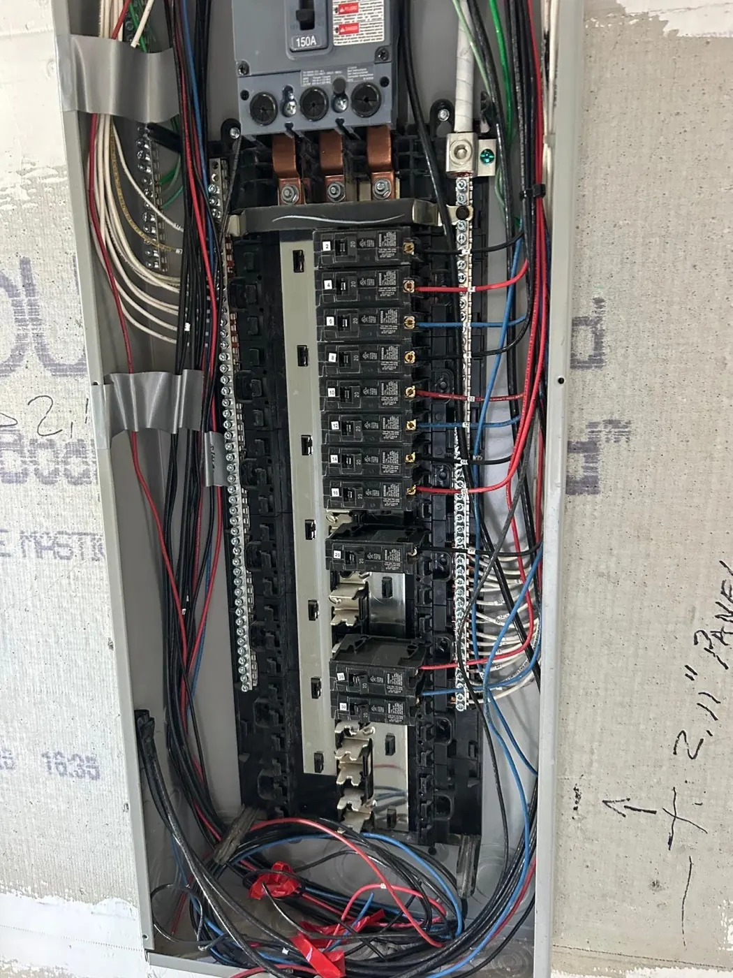Main circuit connections to electrical distribution panels using safety-rated terminals